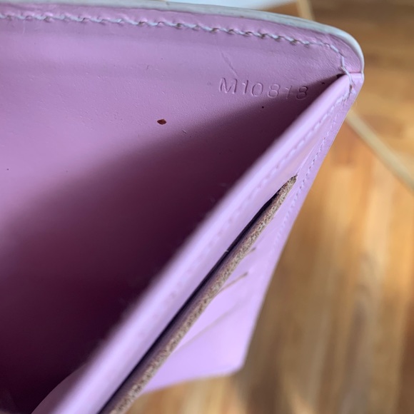 Well loved wallet - Picture 7 of 7